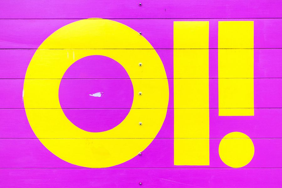 Création publicitaire aux couleurs vives peinte sur un mur