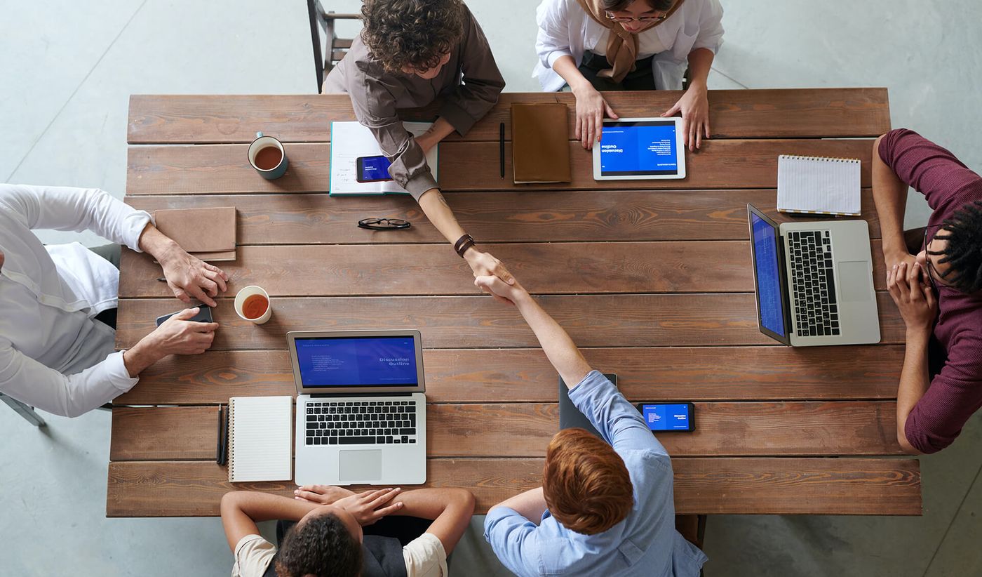 Équipe préparant un plan média autour d'une table